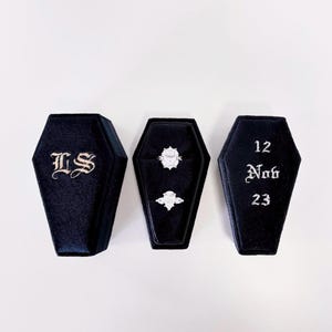 Scatola per anello in velluto personalizzata Scatola per anello in stile gotico Incisione ricamo monogramma Iniziali personalizzate Scatola per anello nuziale Regalo di fidanzamento