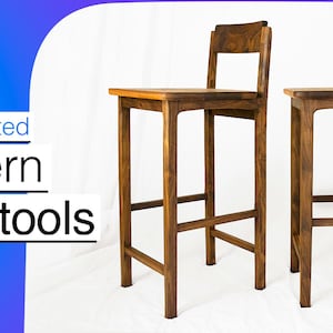 Op de afbeelding: Twee handgemaakte moderne barstoelen gemaakt van donker hout. De krukken hebben een eenvoudig ontwerp met een rechthoekige zitting en een rugleuning.