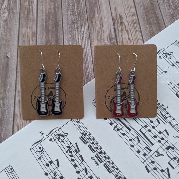 Orecchini Pendenti Extralarge A Forma Di Chitarra Elettrica, Smalto Bianco E Nero, Tono Argento – Ideali Per Musicisti E Amanti Del Rock