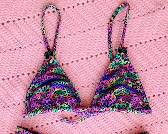 Top de biquíni com estampa animal em neon vibrante, estilo anos 90 e Y2K