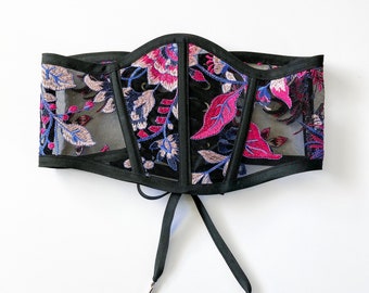 Corset gothique transparent brodé à la taille sous la poitrine