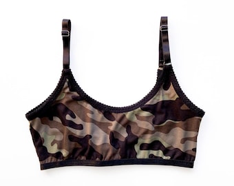 Sutiã Bralette com estampa camuflada: poliéster e elastano macios, detalhes em metal