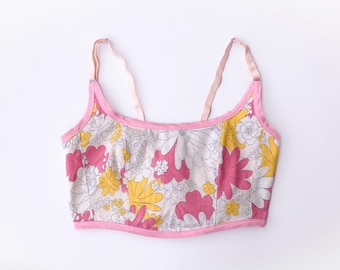 Top cropped estilo corset feito com lençol vintage reciclado | Lençol floral rosa e amarelo dos anos 70