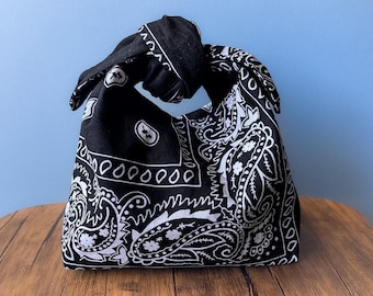 Bolsa preta com nó de bandana: 100% algodão, forrada, uso versátil.