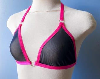 Bralette de malha preta com acabamento rosa choque