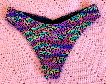 Calcinha de biquíni com estampa animal em neon vibrante, estilo anos 90 e Y2K.