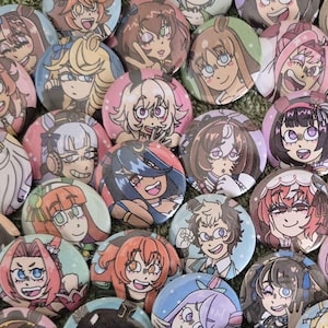 Könnte beinhalten: Eine Sammlung runder, farbenfroher Ansteckbuttons mit Illustrationen von Charakteren im Anime-Stil. Die Buttons zeigen verschiedene Charaktere mit unterschiedlichen Frisuren, Gesichtsausdrücken und Outfits. Die Buttons liegen auf einer grünen Oberfläche.
