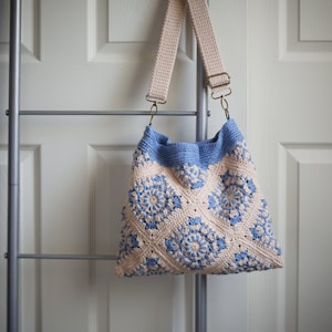 Cabas carré grand-mère en crochet : sac à bandoulière en patchwork de coton avec poches