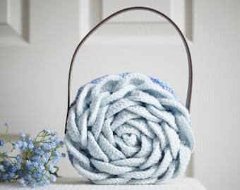 Bolso rosa de ganchillo azul pálido con correa de piel sintética. ¡Lindo bolso informal y regalo perfecto para ella!