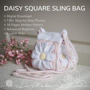 Może przedstawiać: Szydełkowa torba na ramię w kolorze różowym i białym, z motywem stokrotki. Torba, z długim paskiem, ma napis "DAISY SQUARE SLING BAG". Obrazek wskazuje również, że jest to cyfrowe pobranie ze zdjęciami krok po kroku i pisemnym wzorem.