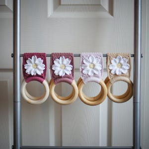 Daisy Crochet Towel Topper with Wood Rings – Handmade Kitchen Decor, Selectable Colors