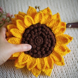 Monedero de girasol tejido a crochet hecho a mano con cierre de broche - Bolso de pulsera pequeño para artículos esenciales