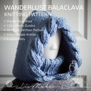 Op de afbeelding: Een lichtblauwe gebreide bivakmuts afgebeeld op een mannequinhoofd. De bivakmuts heeft een getextureerd, gevlochten ontwerp rond de gezichtsopening. De afbeelding bevat de tekst "WANDERLUST BALACLAVA KNITTING PATTERN". Extra tekst geeft een digitale download met fotogidsen aan.