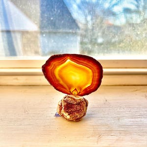 Lámina de ágata “natural” montada sobre una base de roca ornamentada. ¡Hecha a mano! ¡Pieza única!