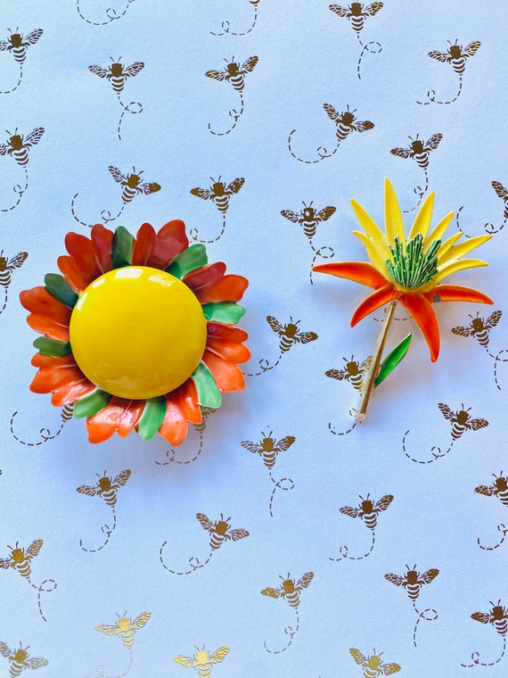 Vintage 1960s flower power enamel ring —