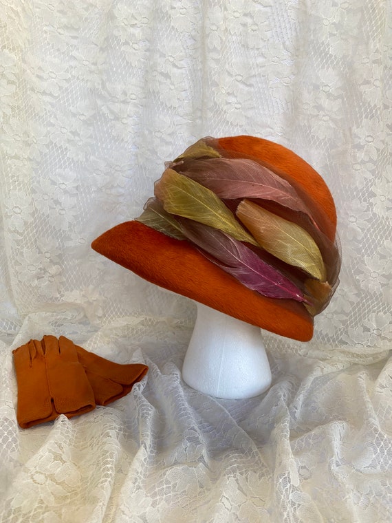 Vintage 1960s Christian Dior Wool Hat With Painted Feathers  display picture 3
