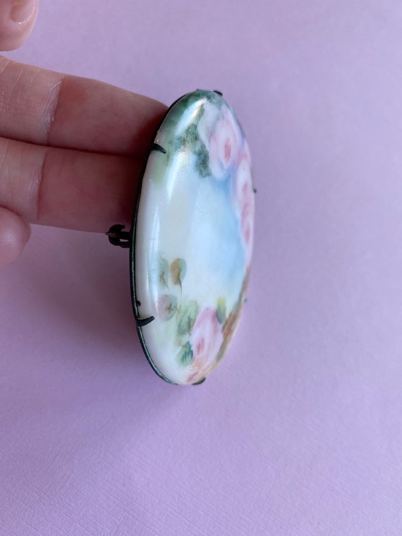 Belle Broche Ancienne Avec Bouquet Peint à La Main Sous Verre, Signée Carray - Pièce Unique Vintage