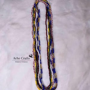 Peut inclure: Un collier de perles à plusieurs brins de différentes couleurs, dont le rouge, le blanc, le jaune, le bleu et le vert. Le collier est étiqueté "Style A" et présente le logo "Ache Crafts". Les perles sont enfilées pour créer un design long et élégant.