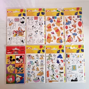 Puede incluir: Ocho hojas de pegatinas con varios personajes de dibujos animados. Las hojas incluyen imágenes de cachorros dálmatas, Winnie the Pooh, Mickey Mouse, Donald Duck, figuras de artes marciales y Snoopy. Cada hoja está empaquetada con un encabezado amarillo y el logotipo "APLI".