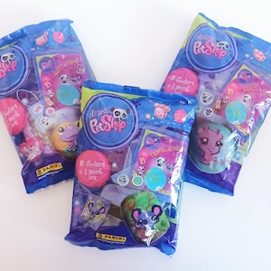 Puede incluir: Una taza de cerámica blanca con un asa negra y el texto "But First, Coffee" en negro, con una fuente de estilo manuscrito. La taza está sobre una superficie blanca.