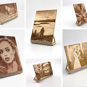 Könnte beinhalten: Sechs Holz-Bilderrahmen mit verschiedenen Bildern, jeder mit einem Ständer auf der Rückseite. Die Bilder zeigen eine Katze, ein Paar, eine Frau, ein Pferd, einen Mann in einer Landschaft und eine Comicfigur.