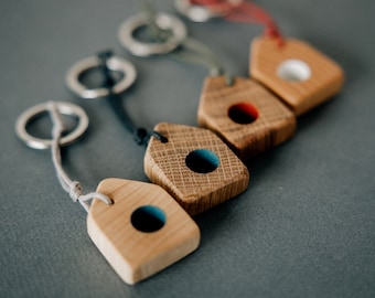 Schlüsselanhänger Holz Esche mit farbigem Loch