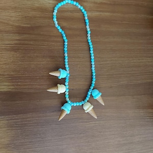 Witzige Perlen Halskette 45 cm mit türkisen und weißen Perlen und mit Vanille- und Pistazien Eis Tüten