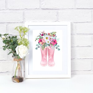 K&ouml;nnte beinhalten: Ein druckbarer Kunstdruck mit einem Paar rosa Gummistiefeln mit einem Strau&szlig; rosa, wei&szlig;er und gr&uuml;ner Blumen.