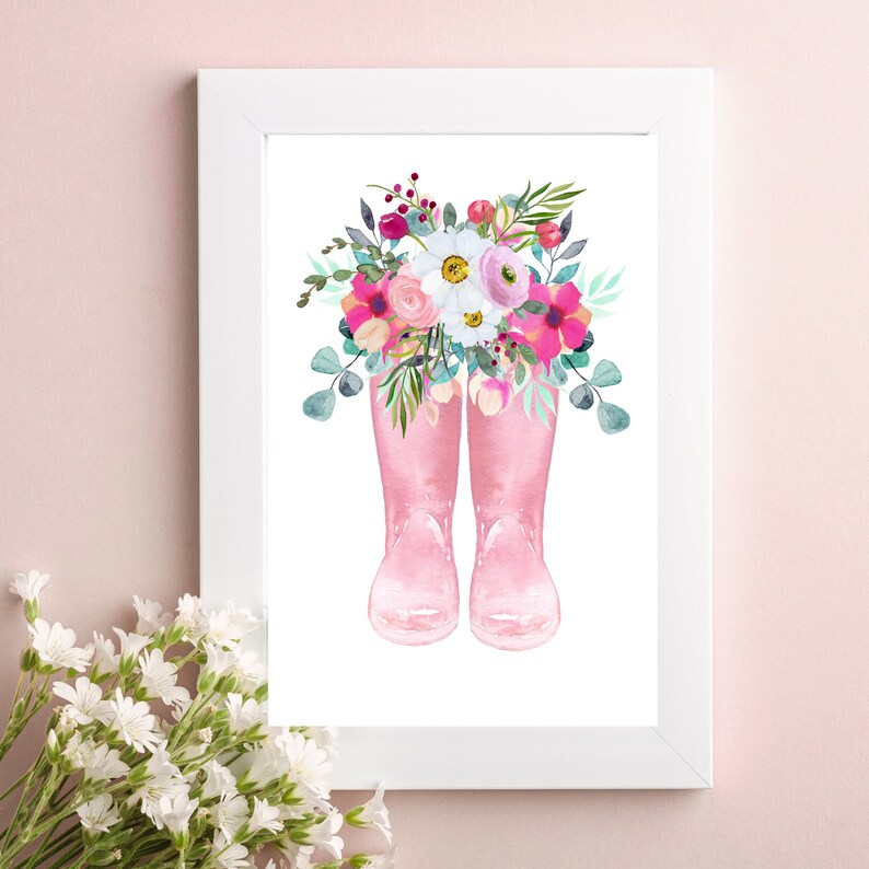 K&ouml;nnte beinhalten: Ein Aquarellbild von rosa Gummistiefeln mit einem Strau&szlig; rosa, wei&szlig;er und lila Blumen in den Stiefeln.