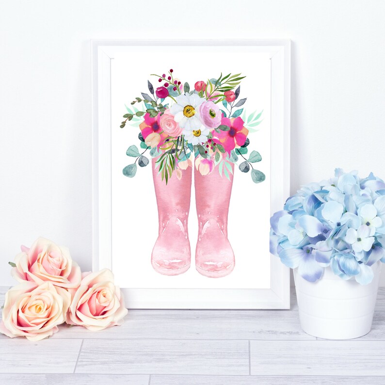 K&ouml;nnte beinhalten: Ein Aquarellbild von rosa Gummistiefeln mit einem Strau&szlig; rosa, wei&szlig;er und gr&uuml;ner Blumen.