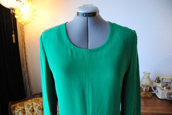 Timeless kelly green silk long sleeved below the … - image 3