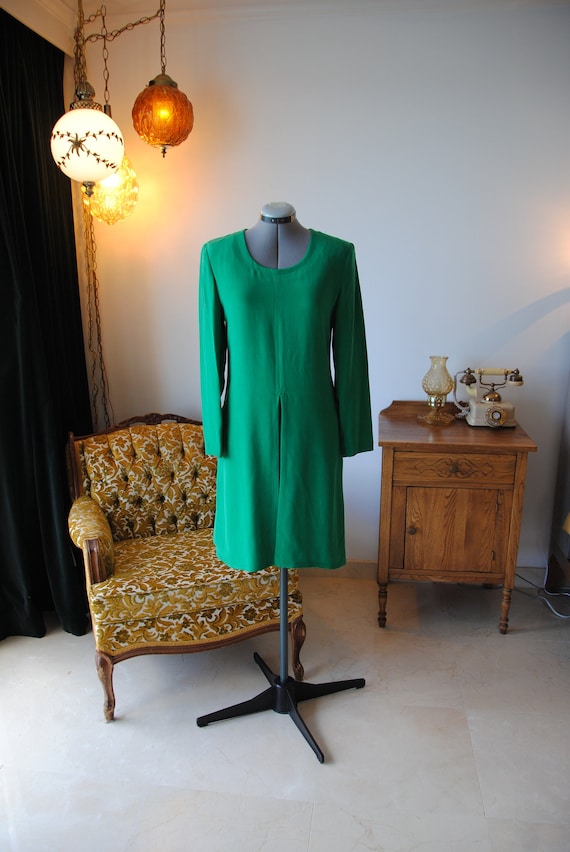 Timeless kelly green silk long sleeved below the … - image 1