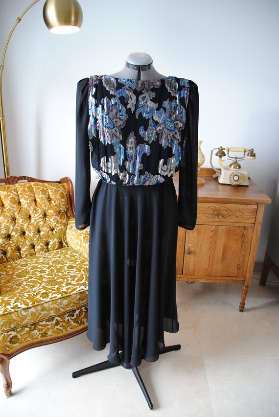 Stunning black flowy calf-length sheer chiffon vin