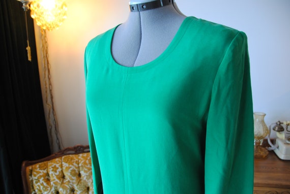 Timeless kelly green silk long sleeved below the … - image 7