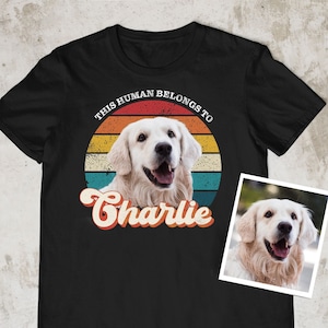 ESTA PERSONA PERTENECE al nombre y foto del perro. Divertida camiseta retro personalizada para hombre, mujer y niño, en negro, azul marino jaspeado. Regalo para el dueño de su perro.