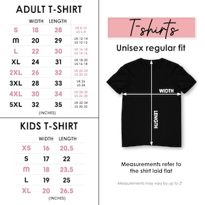 Puede incluir: Una camiseta negra unisex de corte regular con medidas de ancho y largo en pulgadas. La imagen incluye una tabla de tallas para camisetas de adulto y ni&ntilde;o, que van desde la XS hasta la 5XL. Las medidas pueden variar hasta 5 cm.