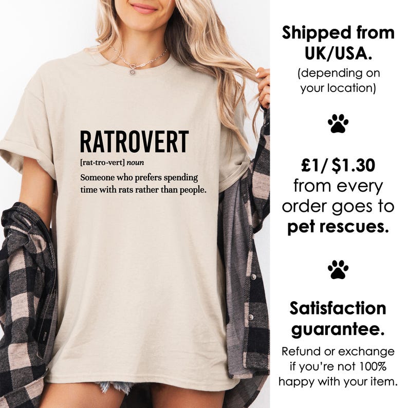 Pode incluir: Uma camiseta bege com o texto "RATROVERT [rat-tro-vert] noun Someone who prefers spending time with rats rather than people." impresso na frente.
