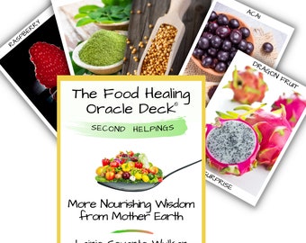 Puede incluir: Una baraja de cartas de oráculo titulada "The Food Healing Oracle Deck" con el subtítulo "Second Helpings". Las cartas presentan imágenes de frambuesa, moringa, semillas de mostaza, acai y fruta del dragón. La portada de la baraja tiene el texto: "More Nourishing Wisdom from Mother Earth."