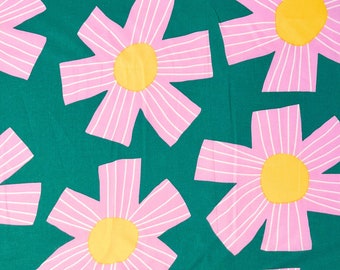 Voile de algodón drapeado con estampado floral de margaritas, Sunny Days Green and Pink, Nerida Hansen, 100 % algodón. Se vende por medio metro.