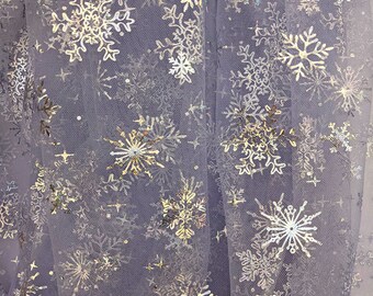 Tela de tul con copos de nieve navideños - 147 cm de ancho. Tela lila iridiscente para tutús, faldas y disfraces. Se vende por medio metro.