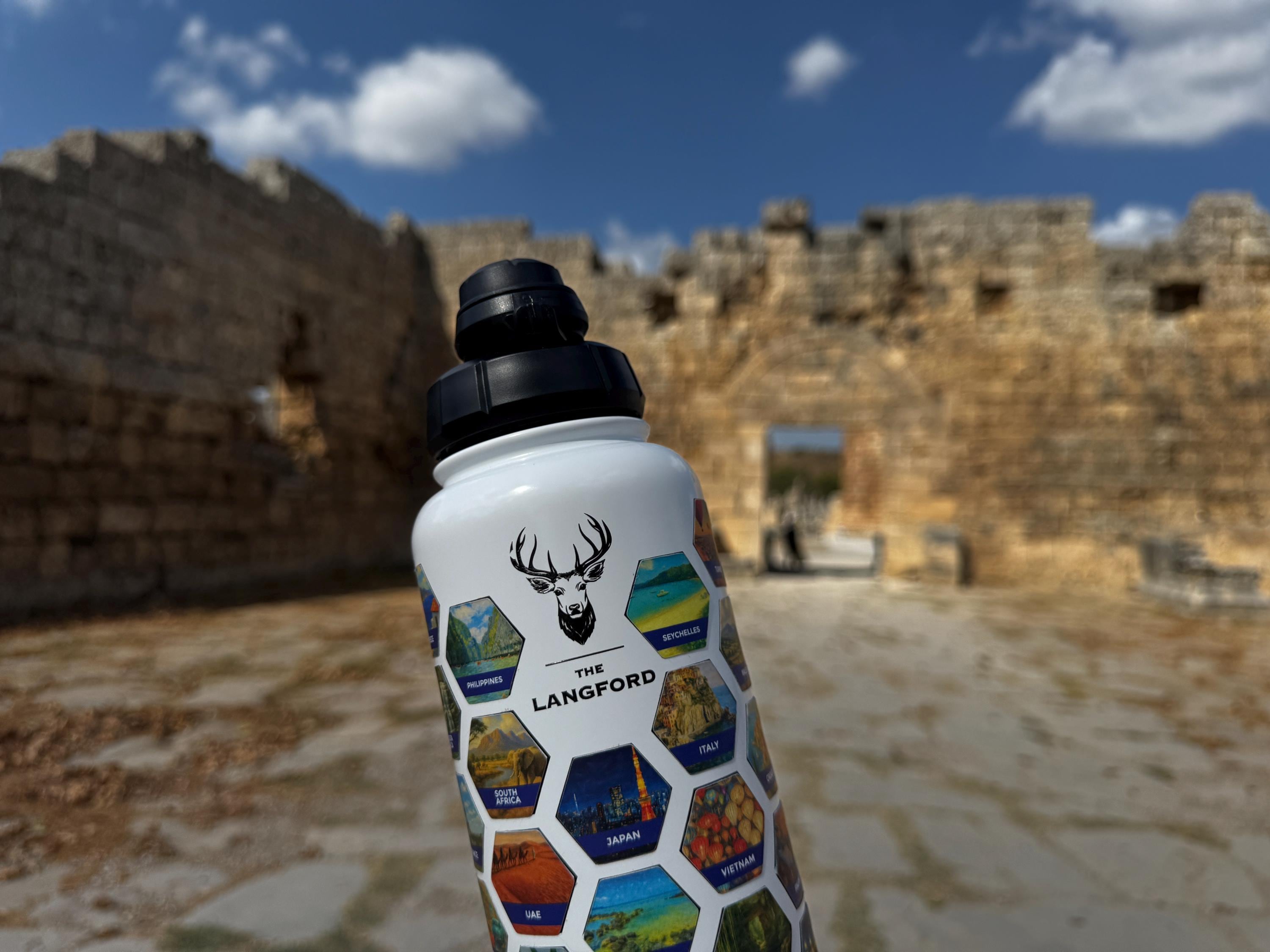 Wondery Borraccia da viaggio ufficiale Fifty States Bucket List con adesivi impermeabili e cannuccia, color crema, 907,2 g incisi, isolante, in acciaio inox, sigillata sottovuoto, a prova di perdite