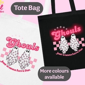 Puede incluir: Dos bolsas de tela con un diseño rosa y negro que presenta un gráfico de dos fantasmas con corazones y el texto "Ghouls Just wanna have fun".