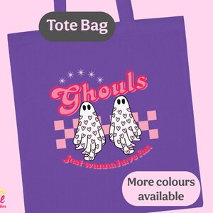 Puede incluir: Bolsa de tela de color morado con un diseño de dos fantasmas con corazones y el texto "Ghouls Just Wanna Have Fun".