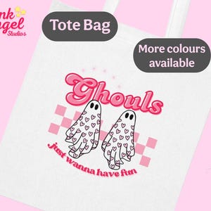 Puede incluir: Bolsa de tela blanca con texto rosa que dice "Tote Bag" y "Más colores disponibles". El diseño principal presenta dos fantasmas rosas con corazones y el texto "Ghouls Just wanna have fun".