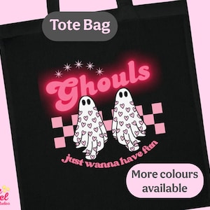 Puede incluir: Bolsa de tela negra con un gráfico rosa y blanco de dos fantasmas con corazones y el texto "Ghouls just wanna have fun".