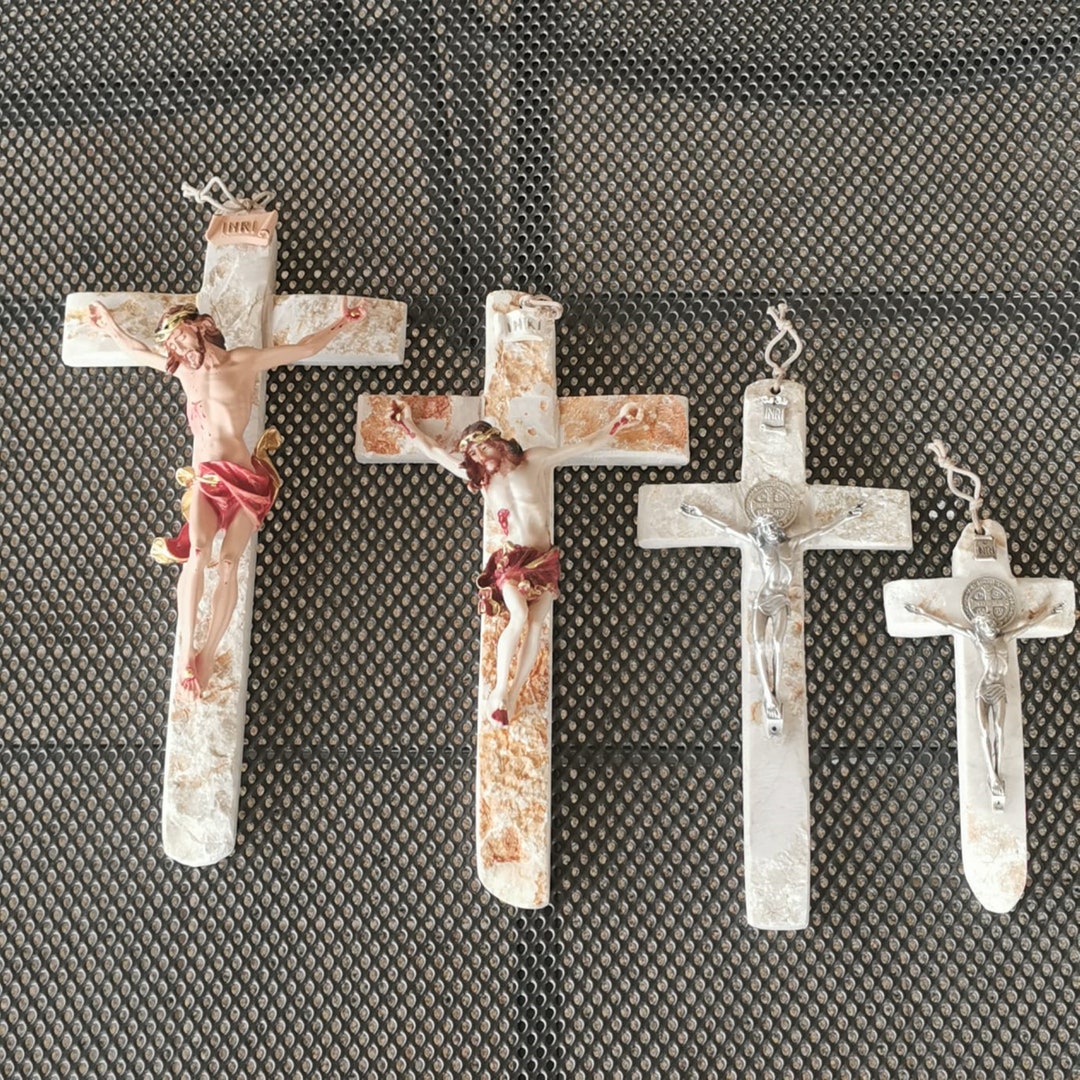 Ericetion Croce Murale di Legno Gesù Cattolico a Mano Placca Crocifisso a Parete Appesa a Un Buco per L'arredamento della Parete della Chiesa Domestica