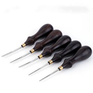 Può includere: Set di cinque strumenti per la lavorazione del cuoio con manici in legno e lame in metallo. Gli strumenti hanno diverse forme e dimensioni delle lame.
