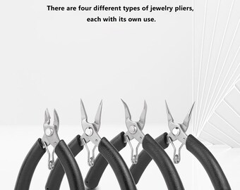 Puede incluir: Cuatro tipos diferentes de alicates para joyería con mangos negros y mordazas de metal plateado. Los alicates están dispuestos en una fila sobre una superficie blanca.