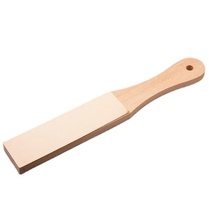 Puede incluir: Una estropa de madera con una superficie de afilado de cuero. La estropa tiene un mango de madera con un agujero en el extremo.