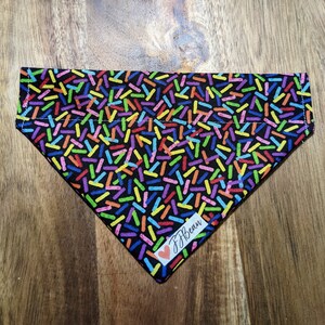 Pet Bandana - Meer hagelslag alsjeblieft - Over de kraag - verjaardag, hond moeder, puppy, confetti, cake, feest, vieren, familie, barkday